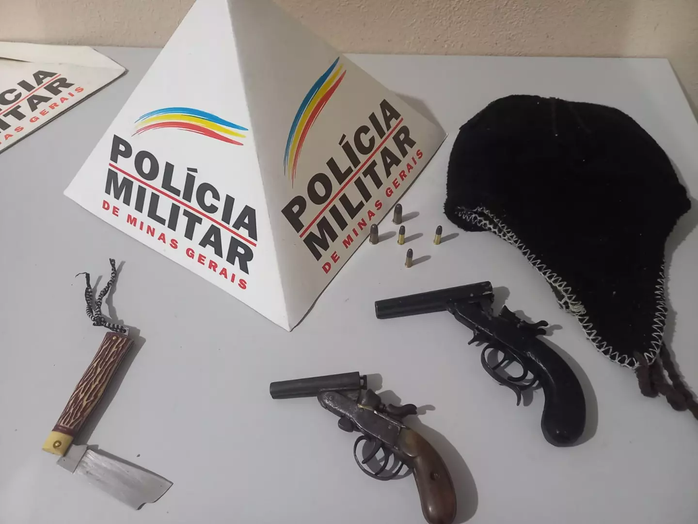 Homem atira acidentalmente na própria perna e irá responder por porte ilegal de arma de fogo em Santos Dumont